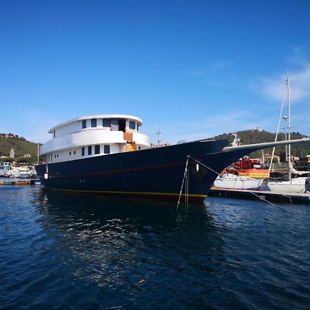 Classic Yacht Yanika Yachting Watersport Ets Villaputzu Exterior foto