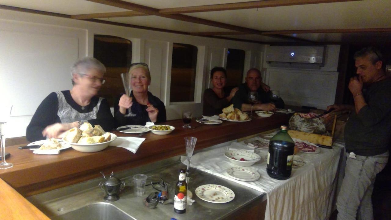 Classic Yacht Yanika Yachting Watersport Ets Villaputzu Exterior foto